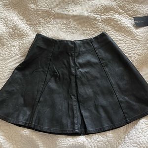 PRE OWNED FOREVER21 BLACK PU LEATHER A LINE SKIRT M